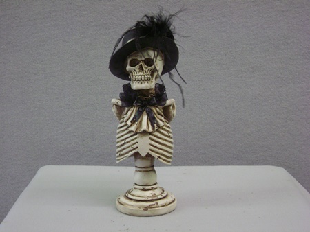 KK-41343B Mrs. Skeleton on Pedestal